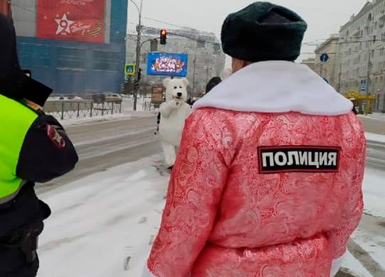 Деды Морозы в форме вернули москвичам подарки на 160 тысяч рублей