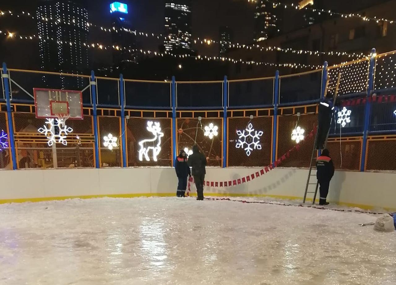 Коммунальщики обещали перезалить каток с буграми в центре Москвы