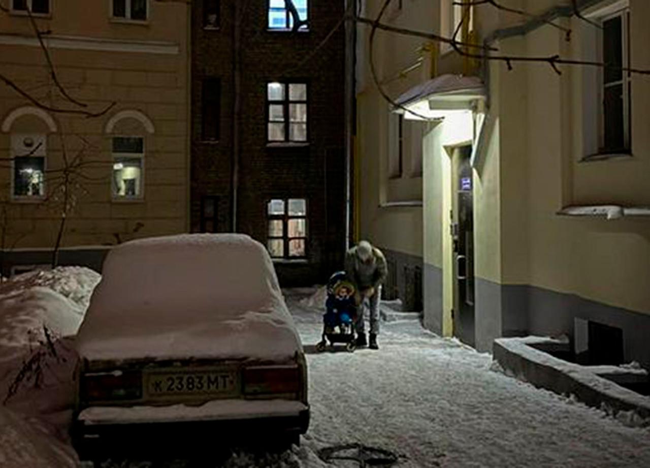 Фото заснеженного московского двора растрогало россиян