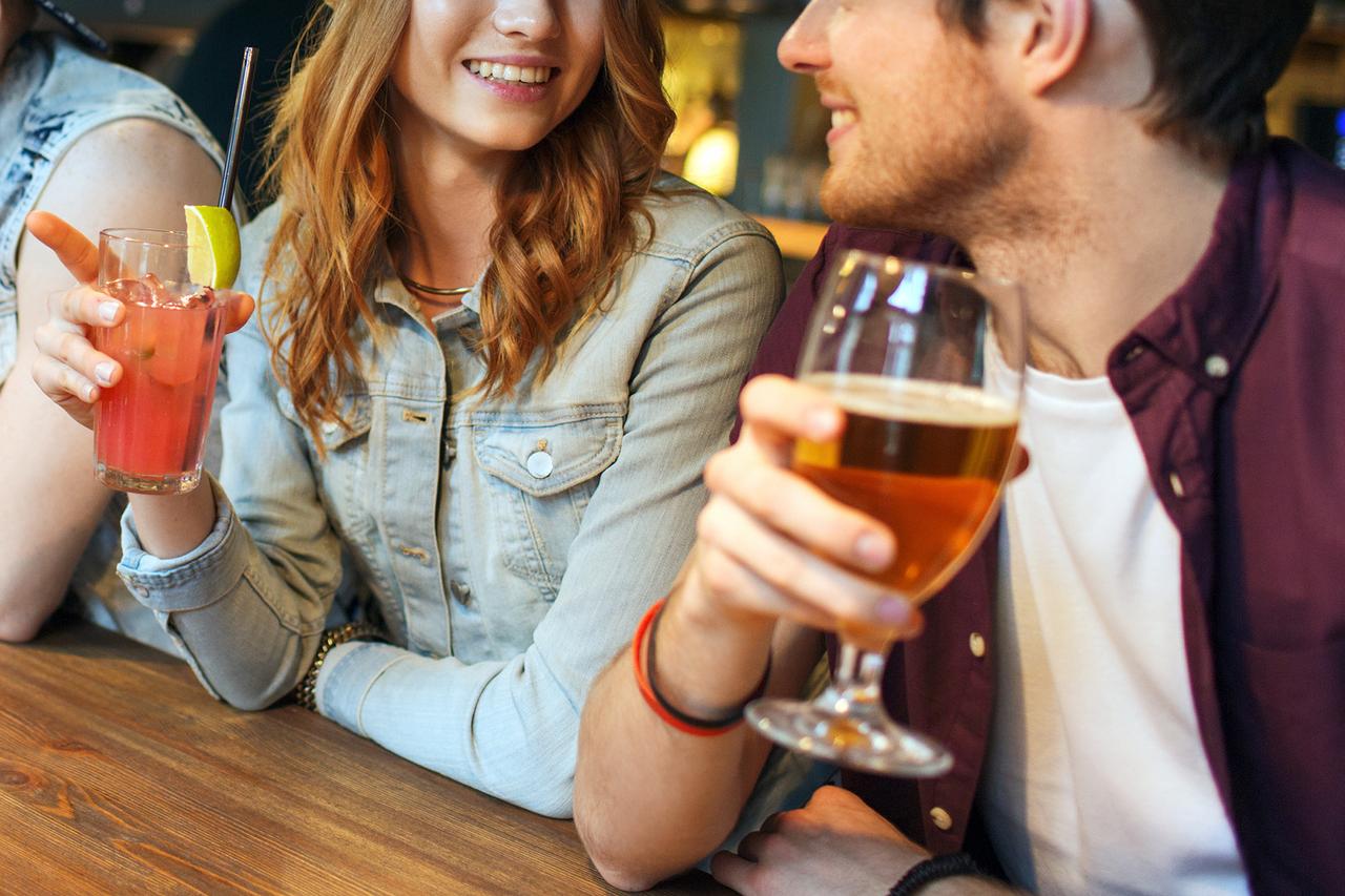 Незнакомец угостил россиянку коктейлем и украл у нее ценные вещи