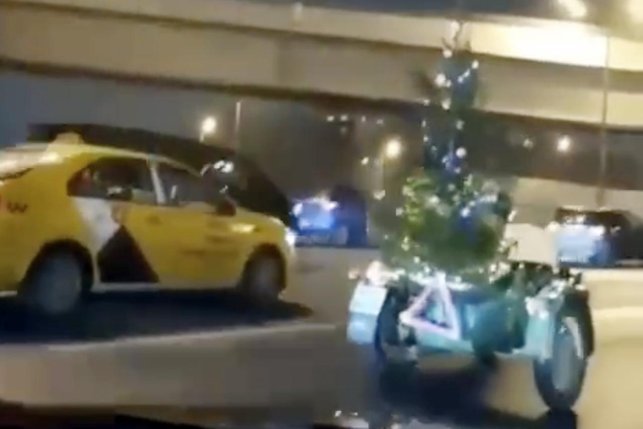 «Похититель Рождества» на мопеде развеселил россиян