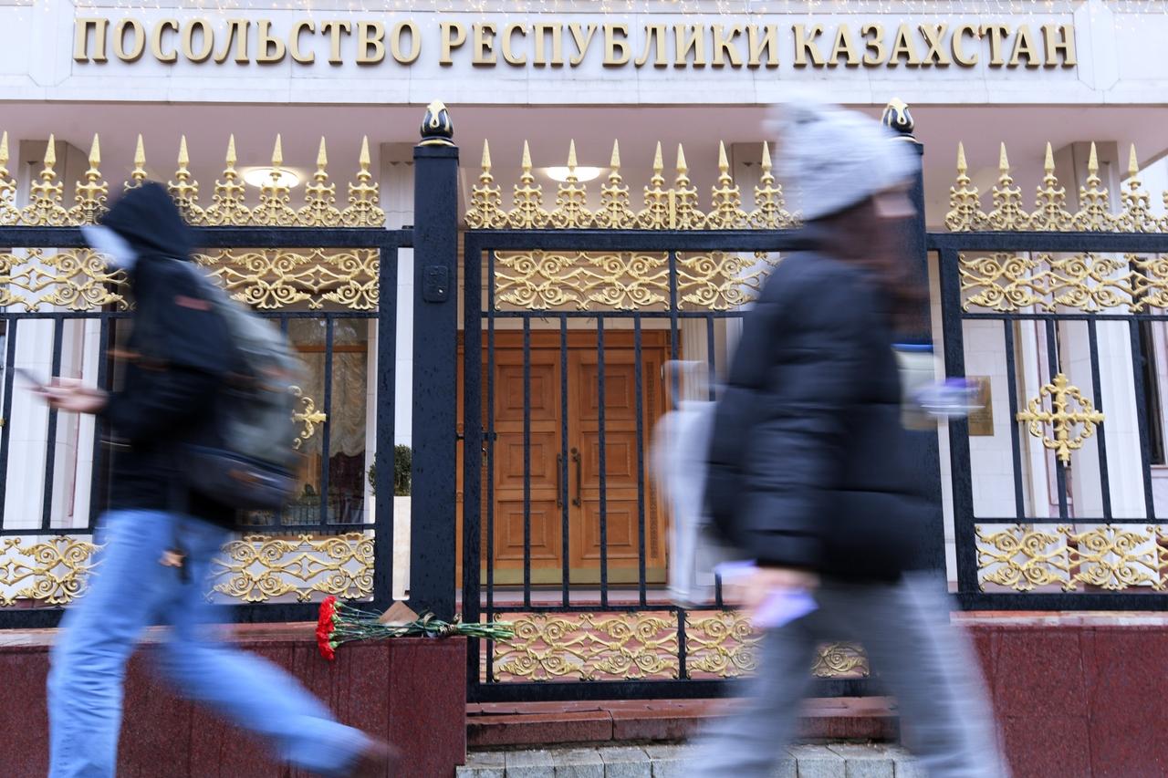 Россияне принесли цветы к посольству Казахстана в центре Москвы