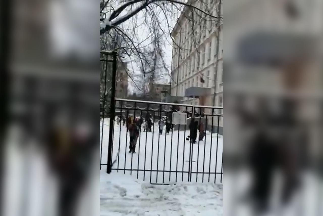 Опасная чистка школьной крыши в Москве попала на видео