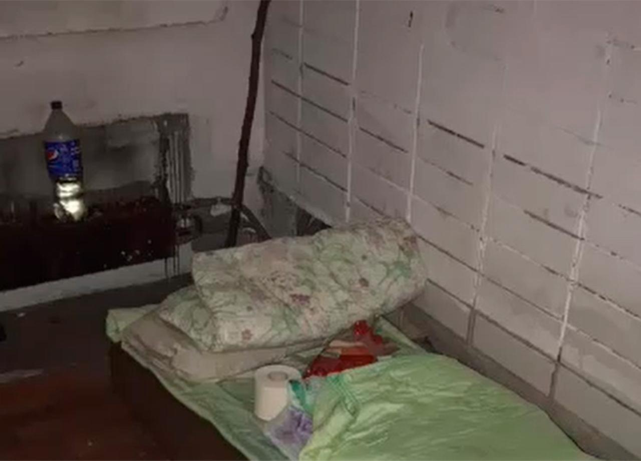 В московском подъезде обнаружили ночлежку бездомных