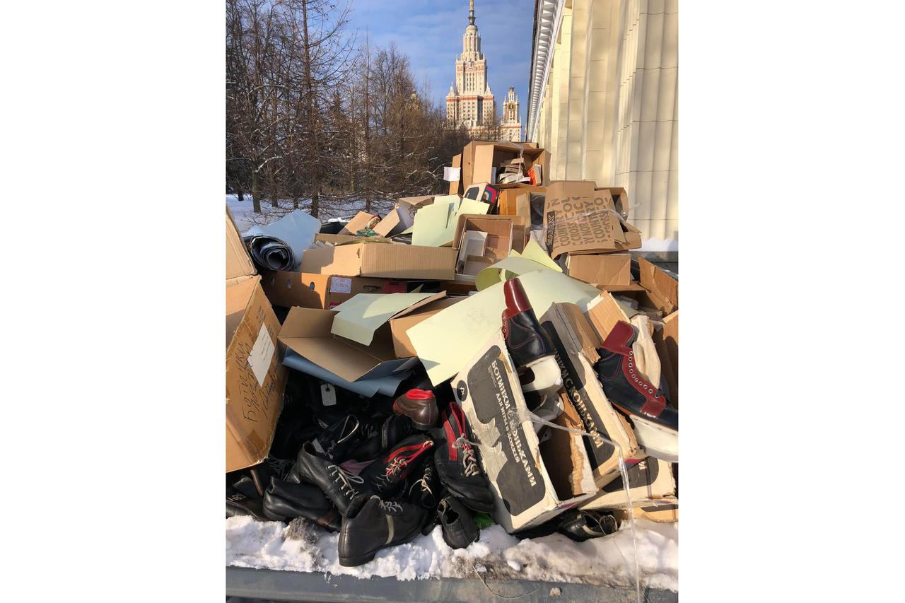 Гора выброшенных лыжных ботинок на территории МГУ огорчила россиян