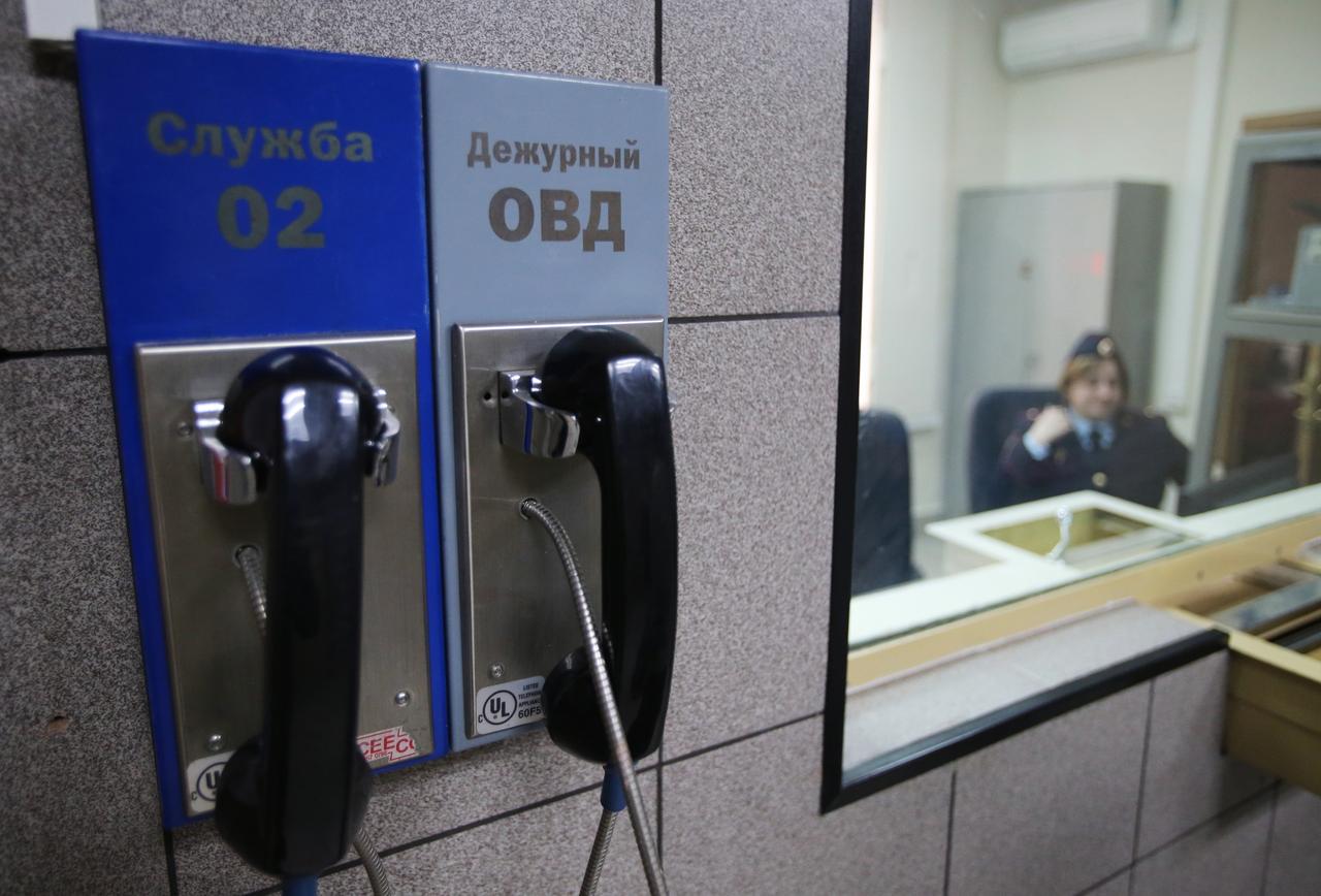 Мужчина украл из салона гаджеты на миллион рублей и выбросил свою одежду в урну