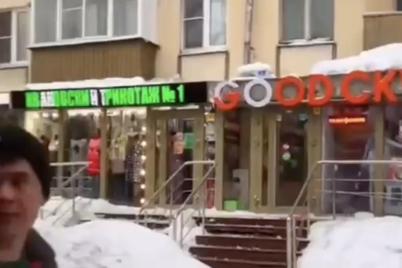 Коммунальщики в Москве вместе с сосульками сбили рекламные вывески