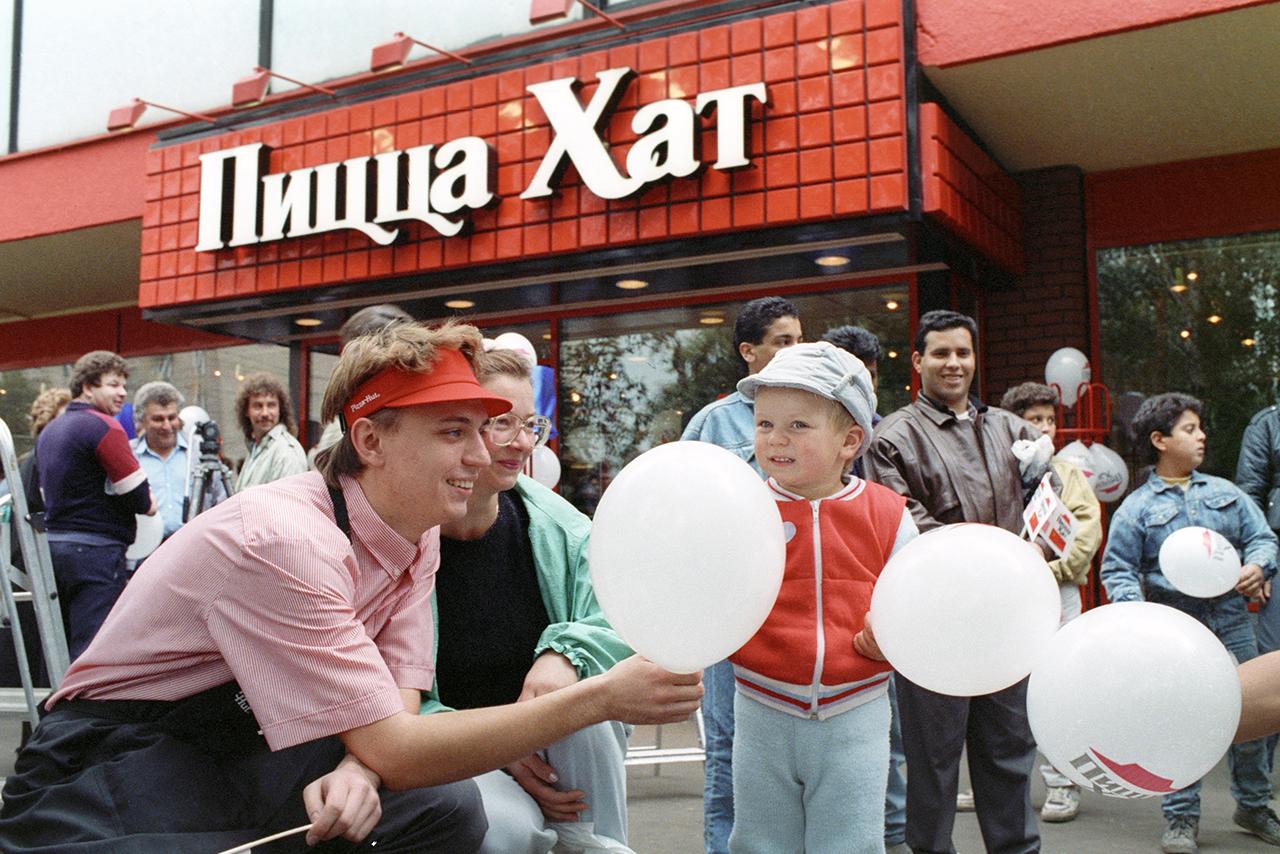Россияне вспомнили о покупке пиццы за доллары в Москве в 90-х