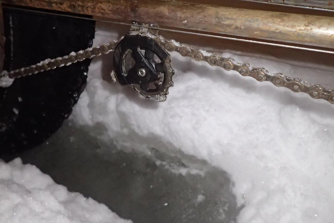 Россиян насторожила вода под снегом в Тушино