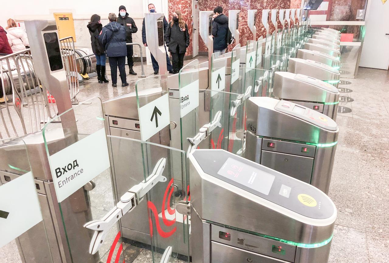 Летом на всех турникетах метро Москвы заработает оплата банковской картой