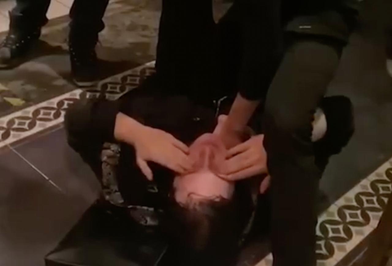 В московском баре охранник напал на посетителя из-за банки огурцов