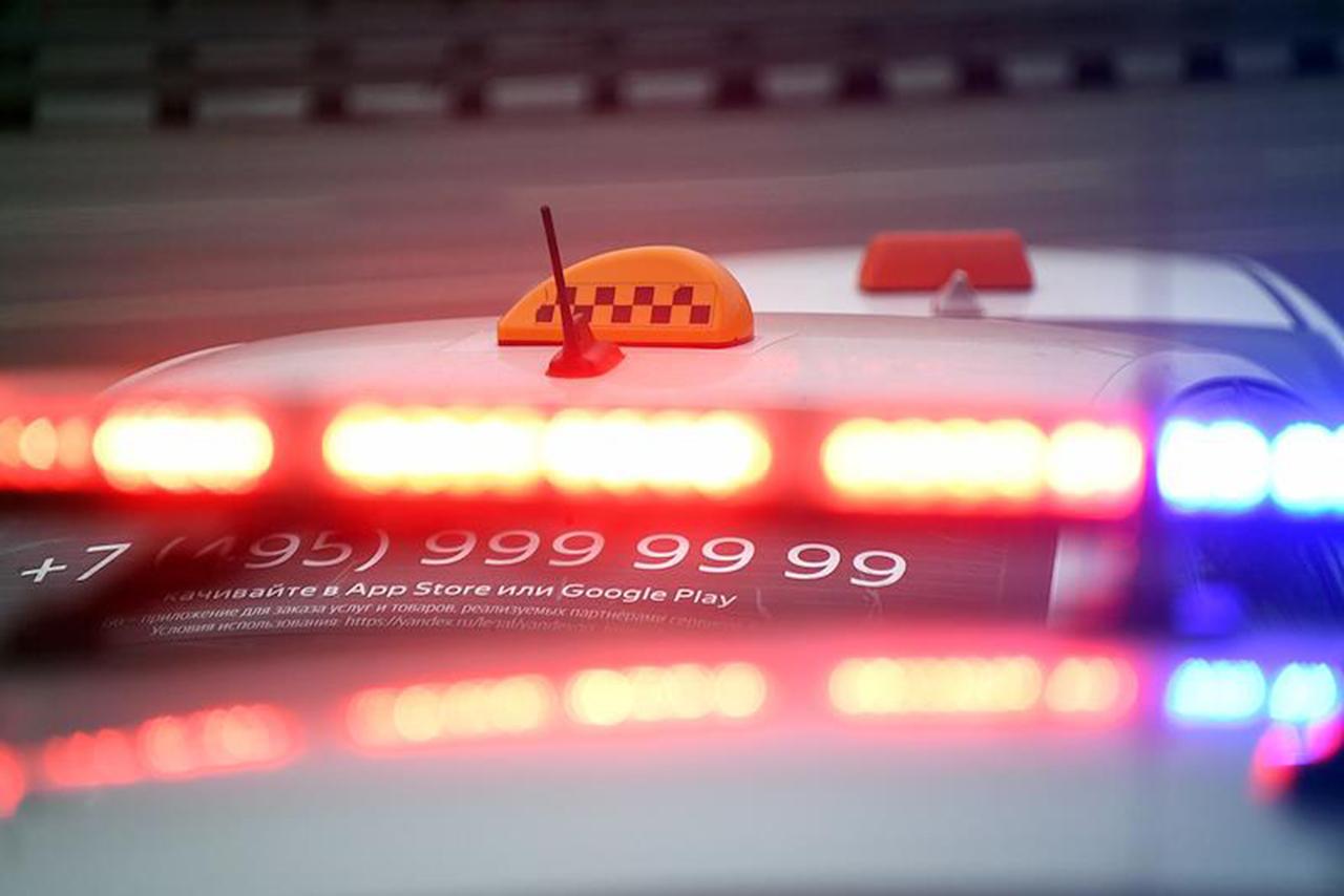 В Москве таксист плюнул в клиентку и попытался переехать ее на авто