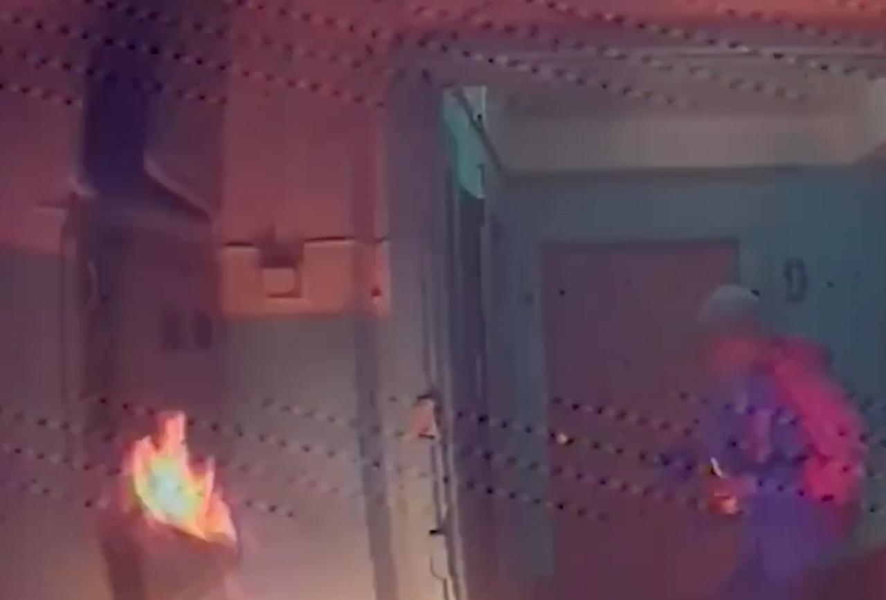 В сети появилось видео поджога квартиры в Чертаново