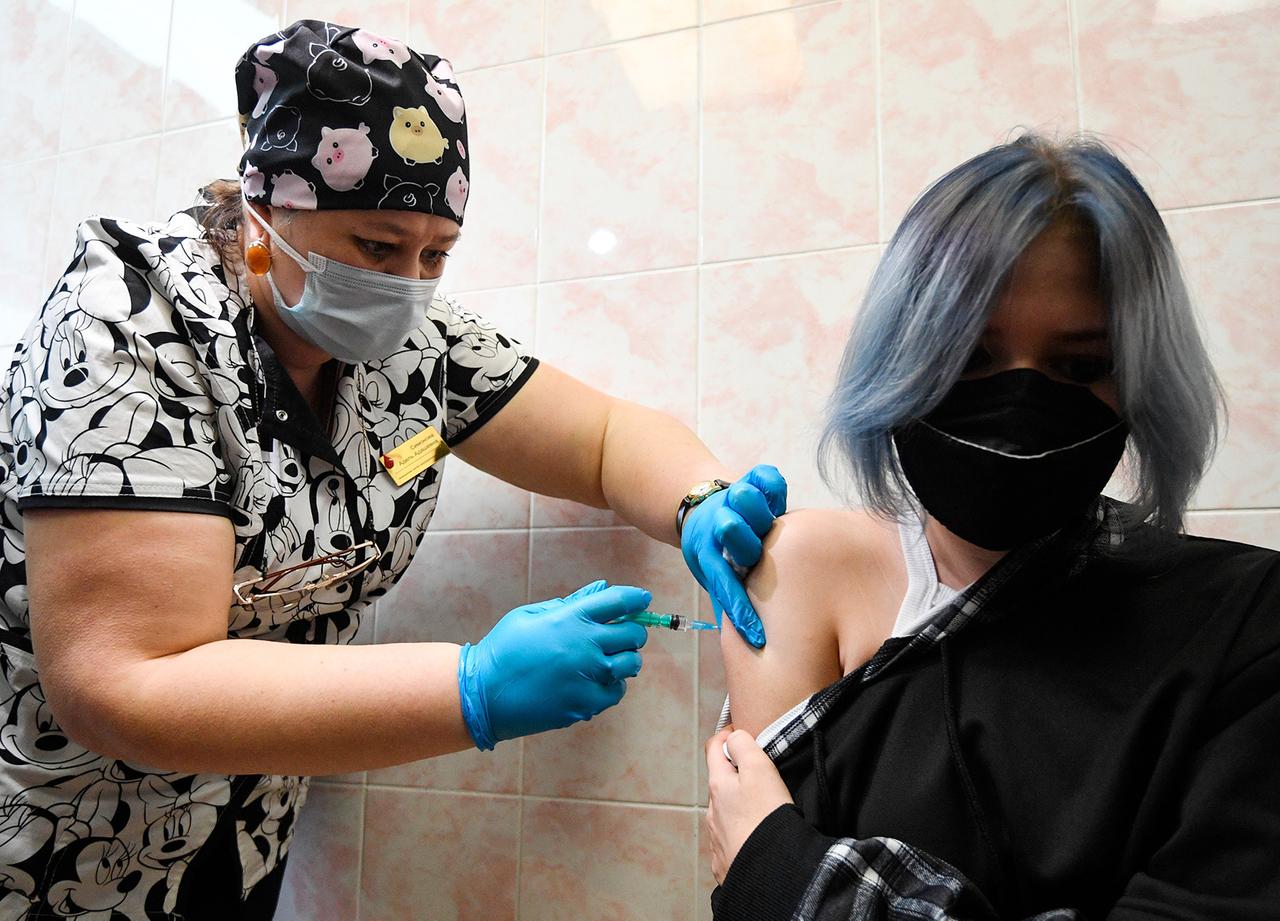 Педиатр рассказала о возможных последствиях вакцинации у подростков