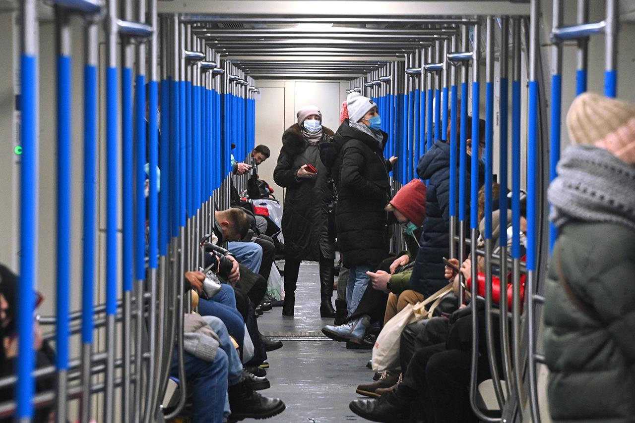 Вирусолог призвал москвичей молчать во время поездок в метро