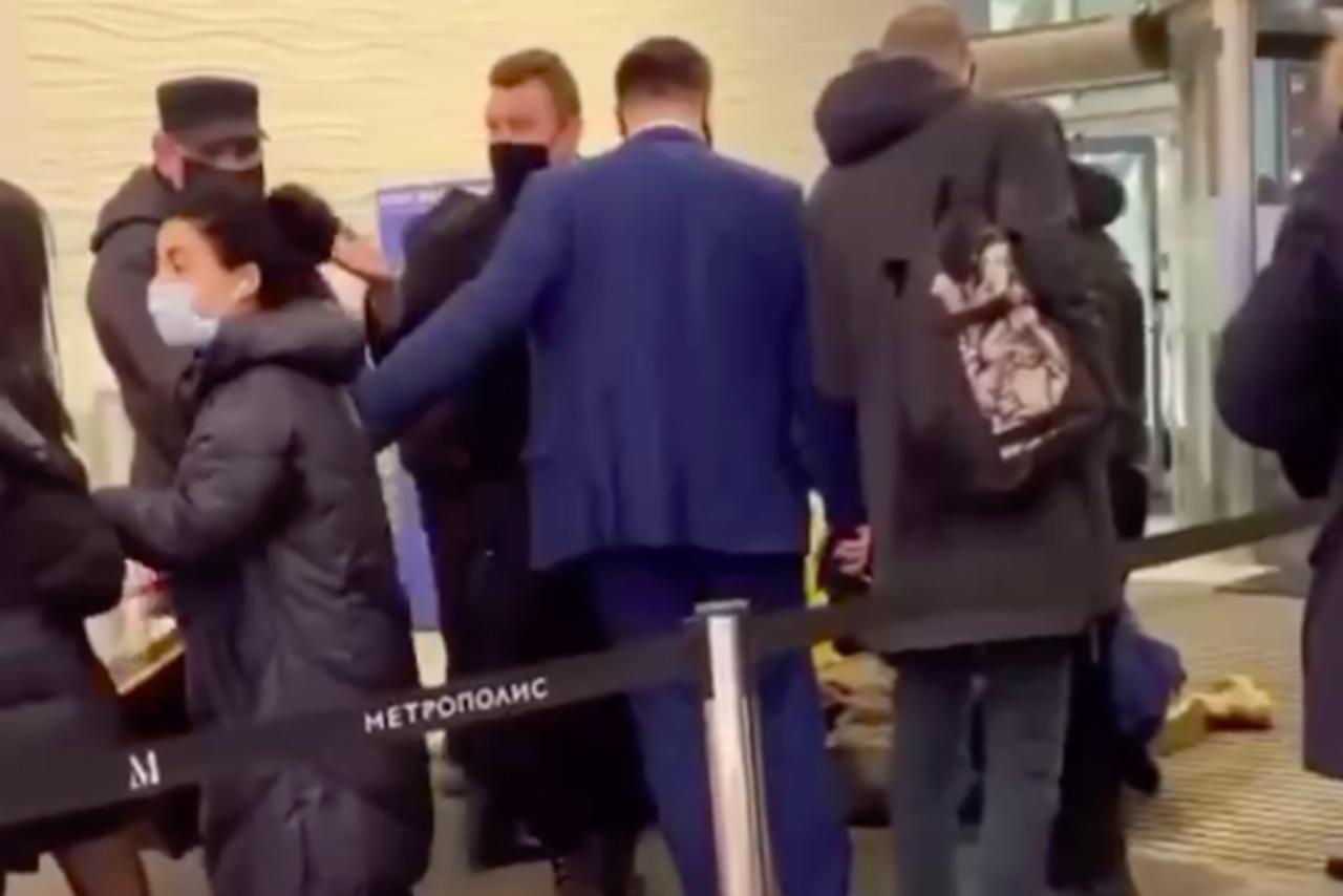 Россияне поспорили из-за действий охранников в столичном ТЦ