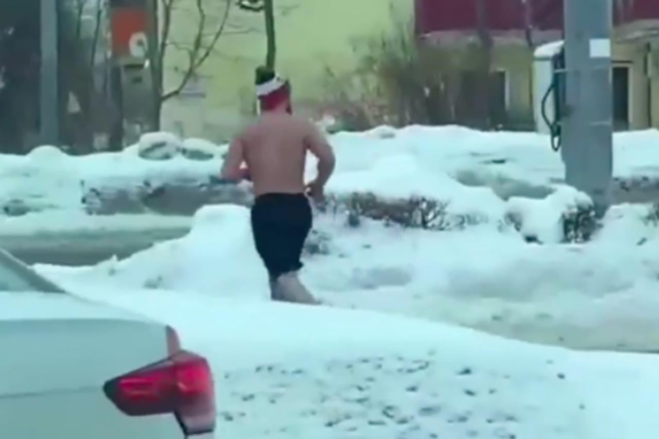 Бегун с голым торсом из Подмосковья рассмешил россиян