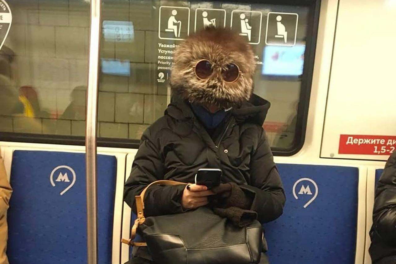 Глазастая шапка в метро рассмешила россиян