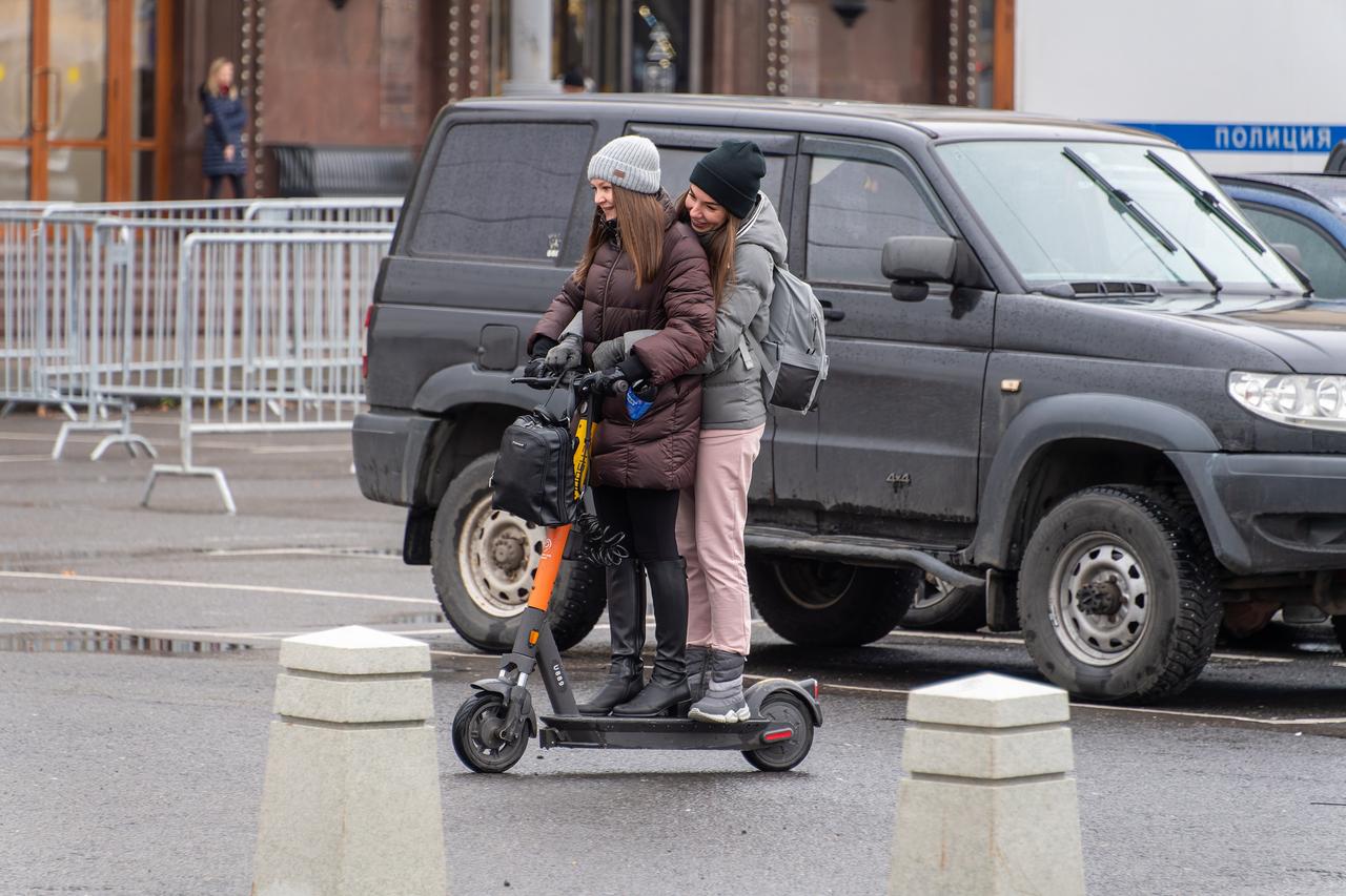 В Москве допустили появление платы на стоянки для электросамокатов