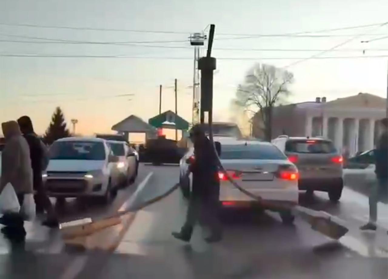 Мужчина с фонарем в руках рассмешил россиян