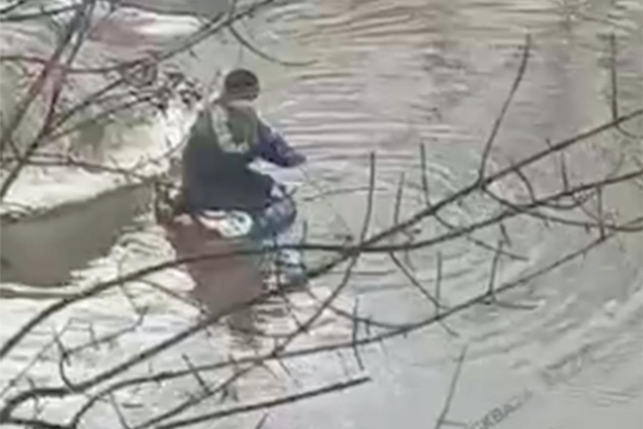 В Подмосковье дети поплавали в луже и развеселили россиян