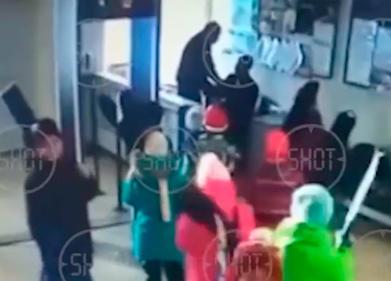 Подросток зашел в школу с игрушечным пистолетом и подрался с охранником