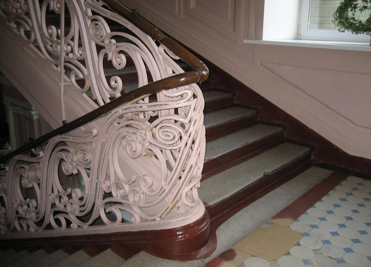 Россияне объяснили назначение шишечек на перилах в советской школе