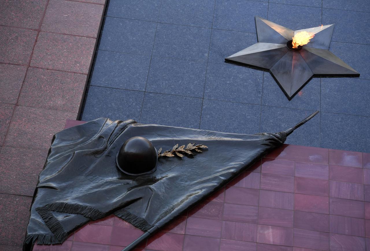 Путин возложил венок к Могиле Неизвестного Солдата в Москве