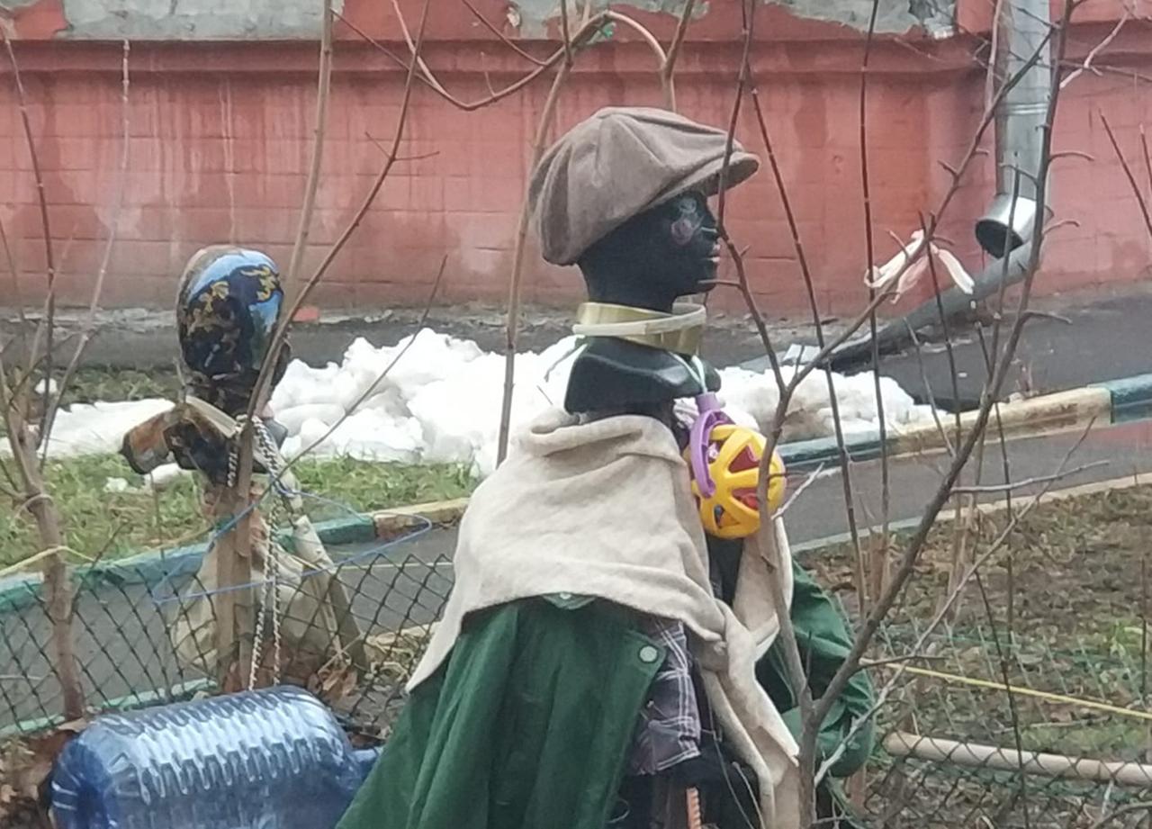 Инсталляция в столичном дворе напомнила россиянам известный сериал