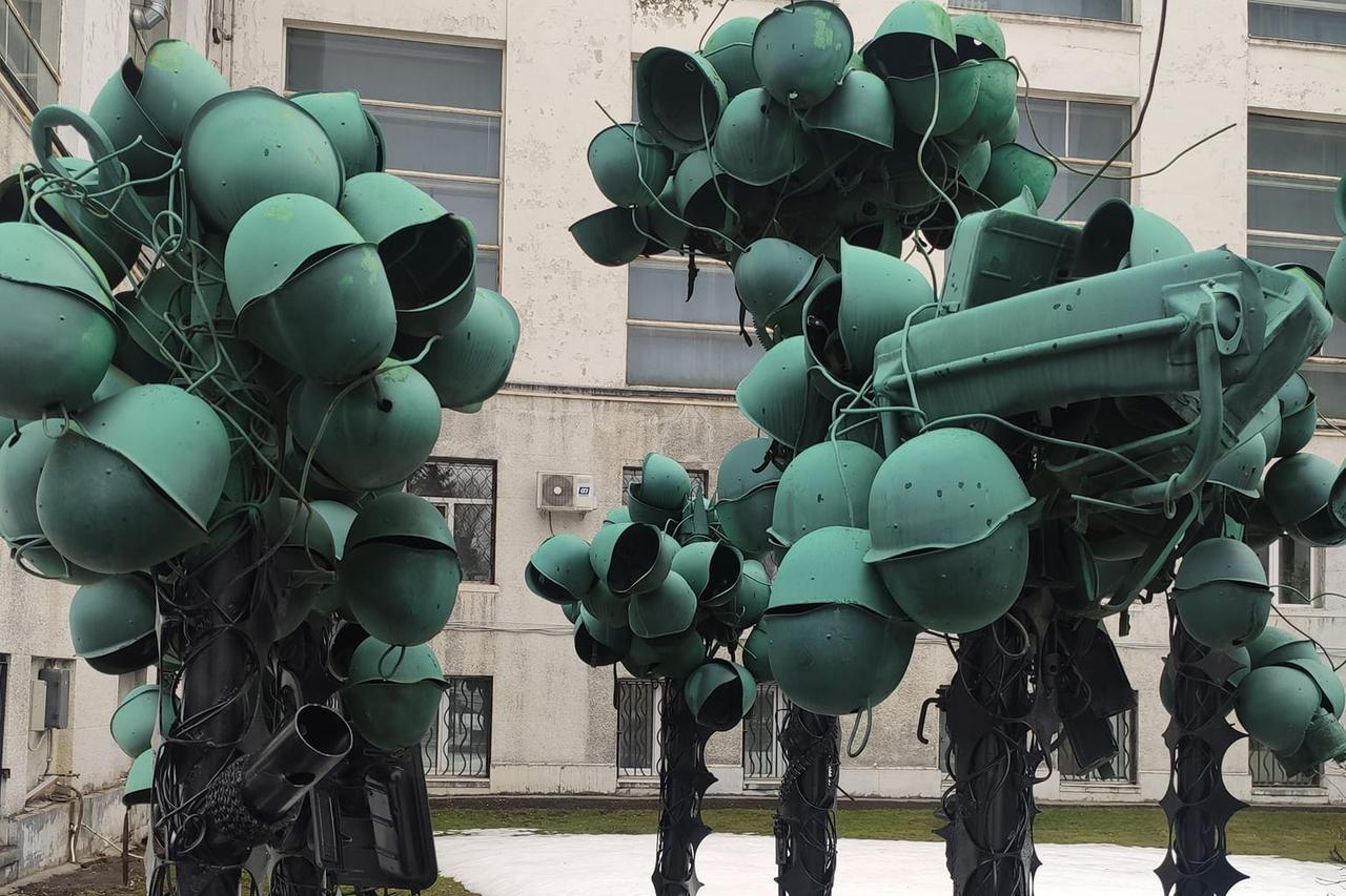 Гроздья военных касок на «деревьях» возмутили россиян