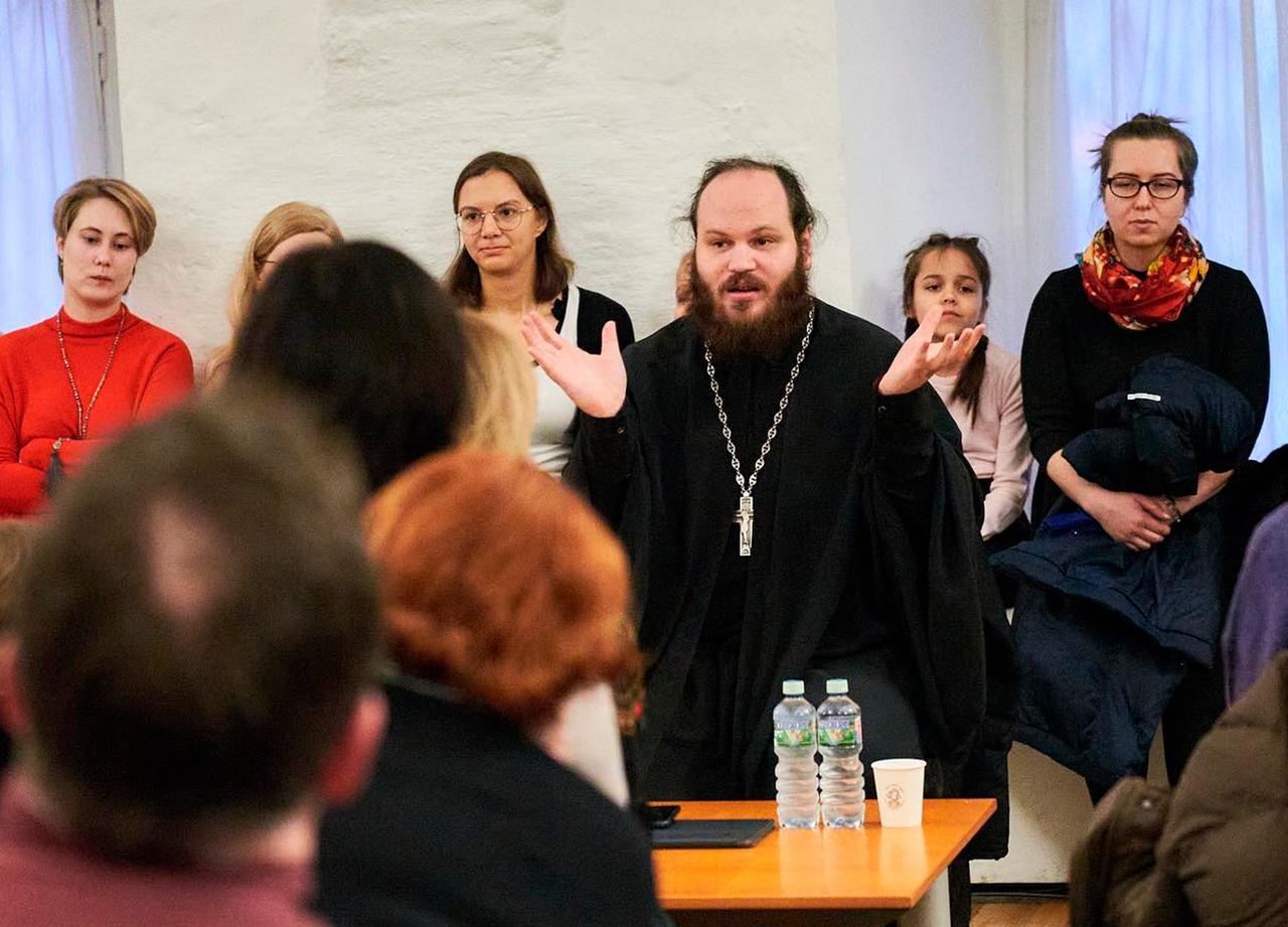 Популярный священник призвал хранить душу от телевидения и соцсетей