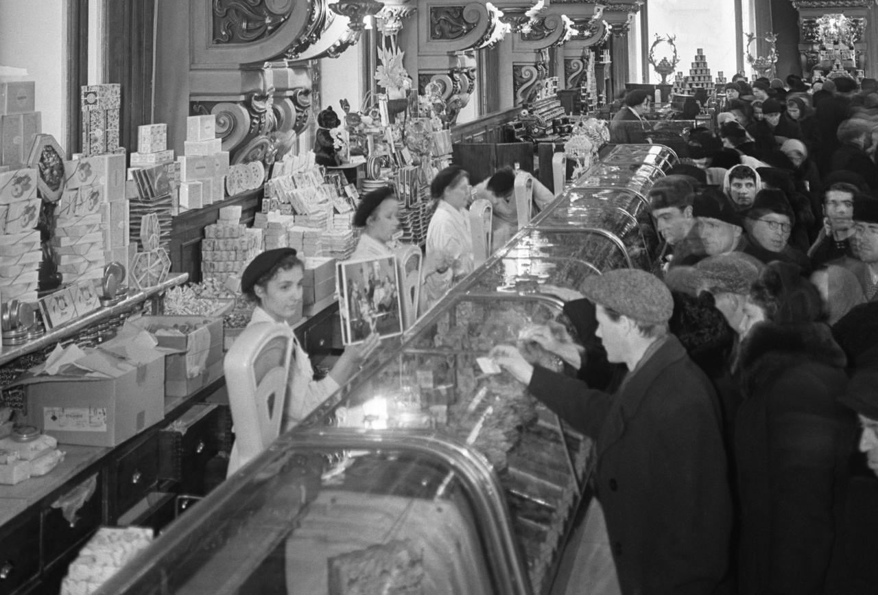 Огромная очередь за рыбой и икрой в послевоенное время разозлила россиян