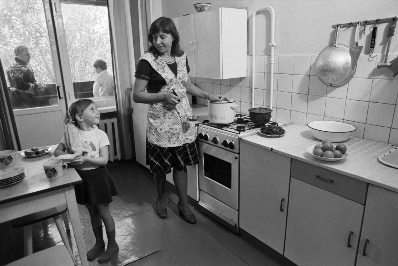 Фотография женщины у советской плиты вызвала споры в сети