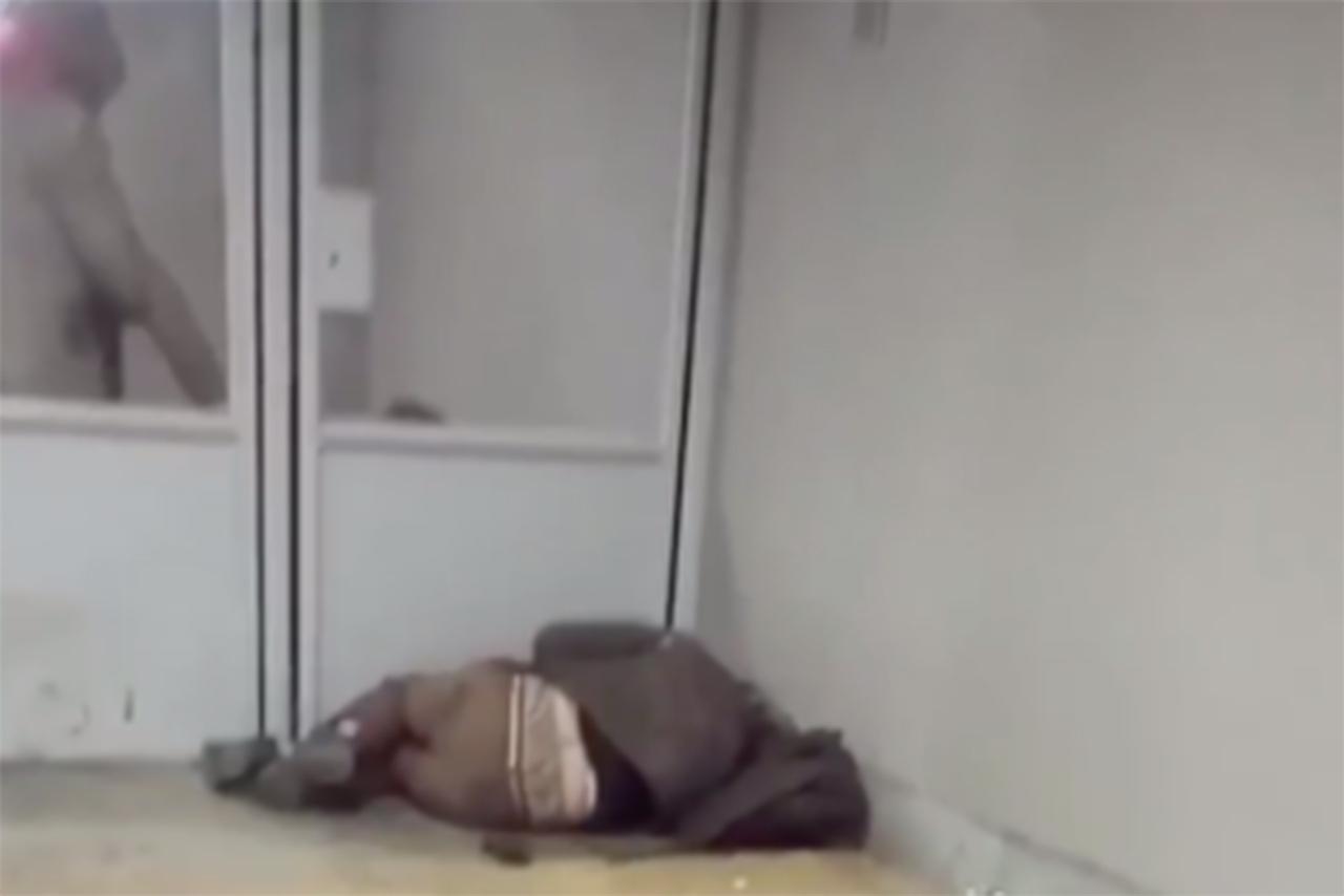 Живущие на подмосковной станции бездомные возмутили пользователей сети