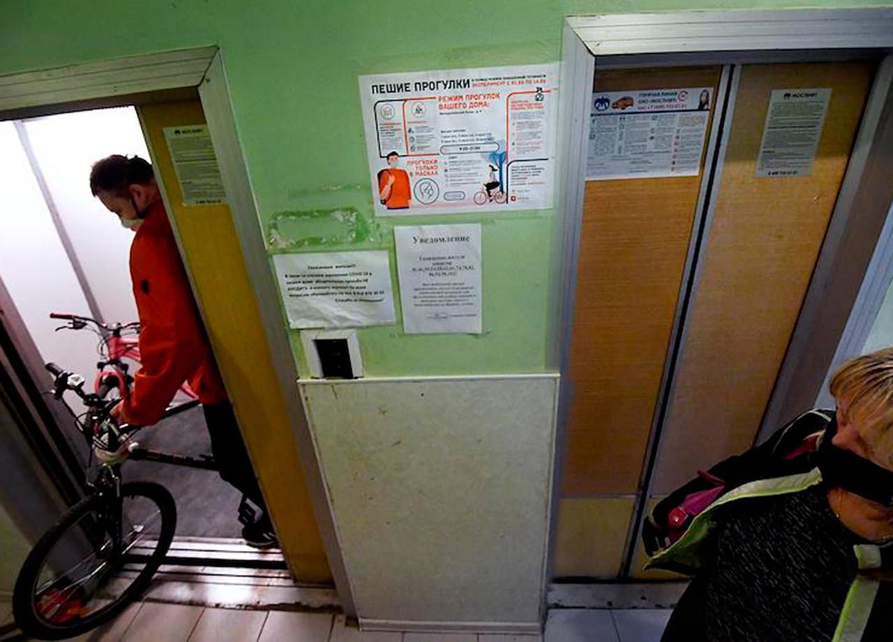 Психолог успокоила боящихся поломки лифта людей