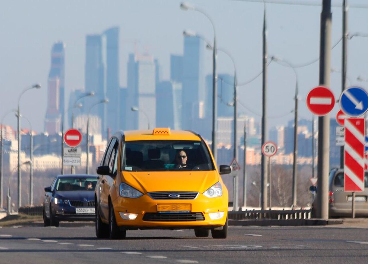 Водитель такси попал в аварию и устроил стрельбу в Москве