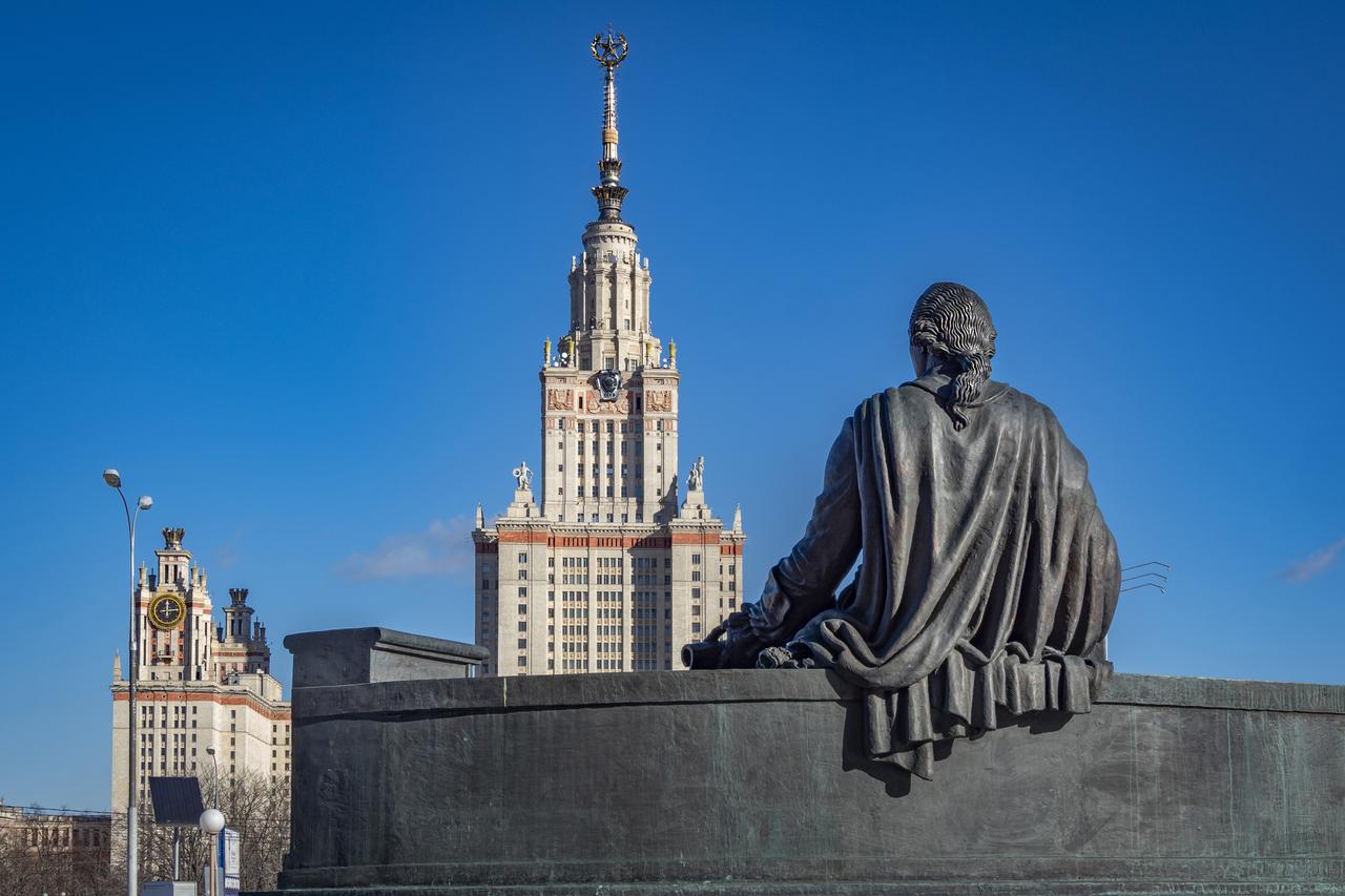 Родители девятилетней Алисы Тепляковой обвинили МГУ в клевете