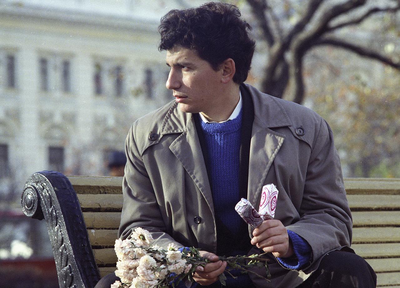 Мужчина с цветами и мороженым в ожидании возлюбленной восхитил россиян