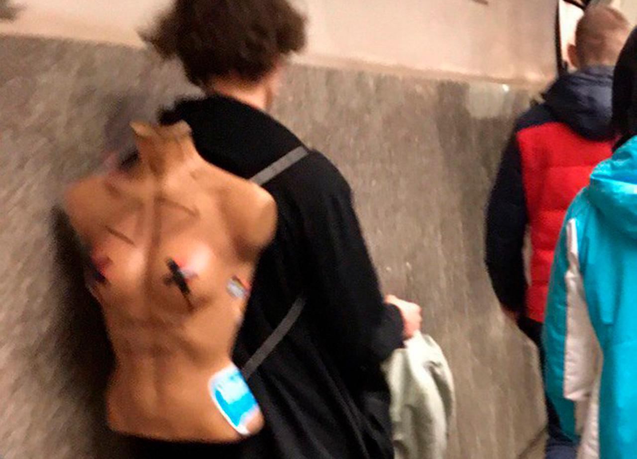В московском метро заметили россиянина с самодельным рюкзаком с голой грудью