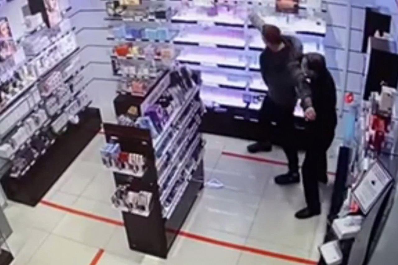Дебош в парфюмерном магазине в Москве попал на видео
