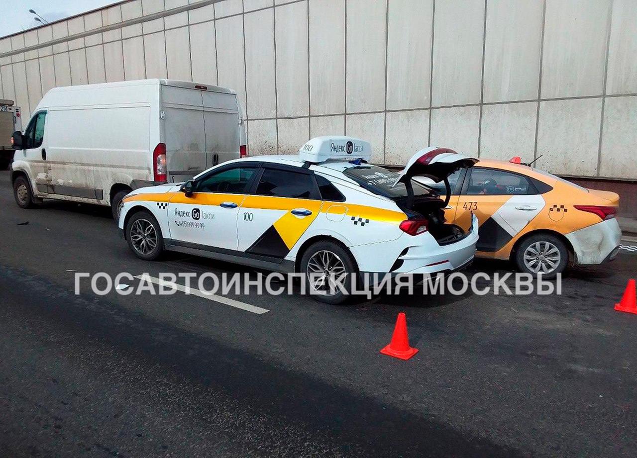 Таксист насмерть сбил коллегу в Москве