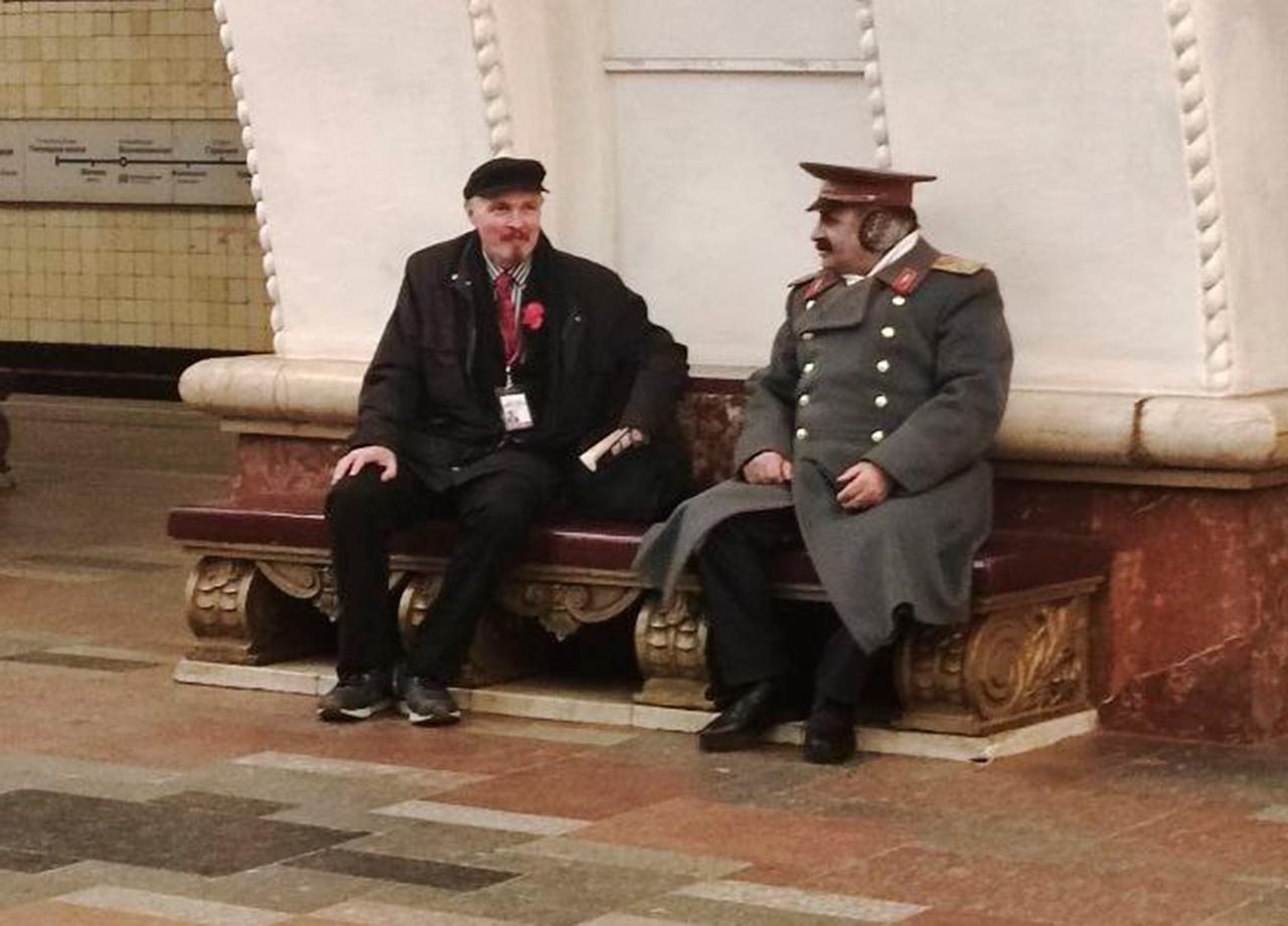 «Ленин» в кроссовках в московском метро рассмешил россиян