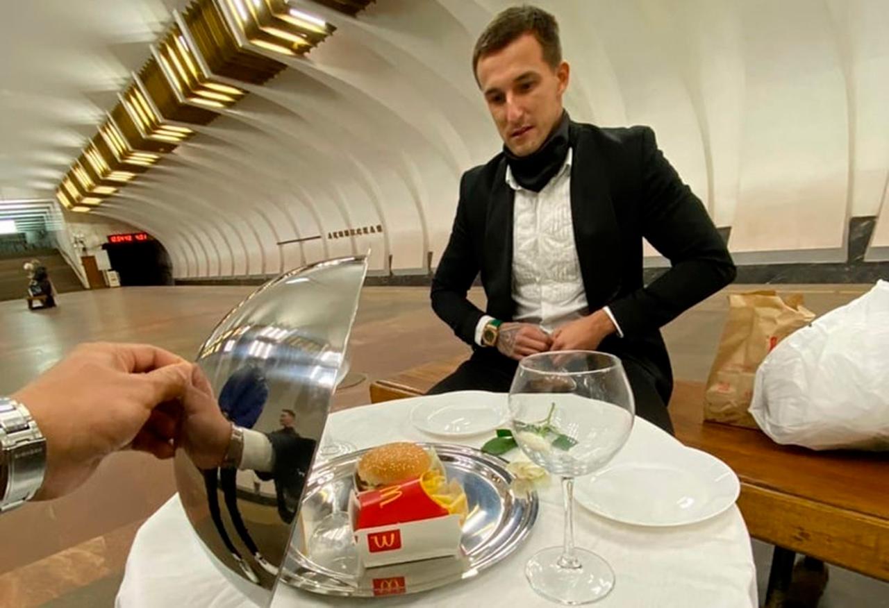 «Завидный жених» с едой из «Макдоналдса» в метро возмутил россиян