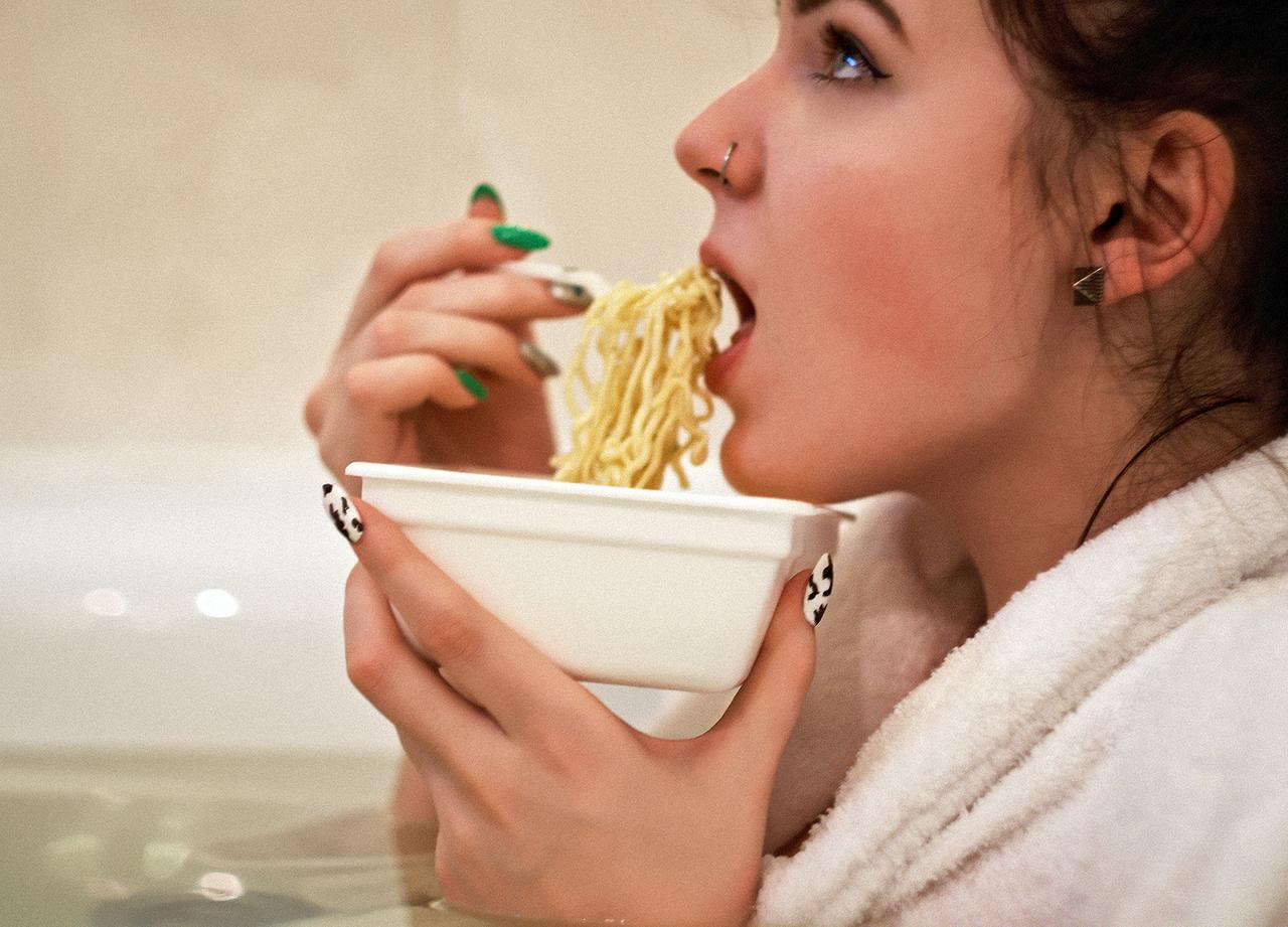 Россияне начали покупать больше спиртного и лапши