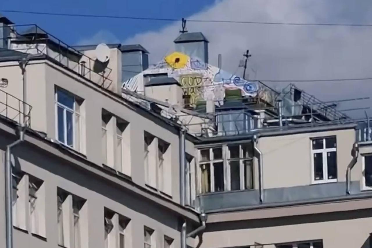 На крыше дома напротив Кремля заметили «чилаут-зону»