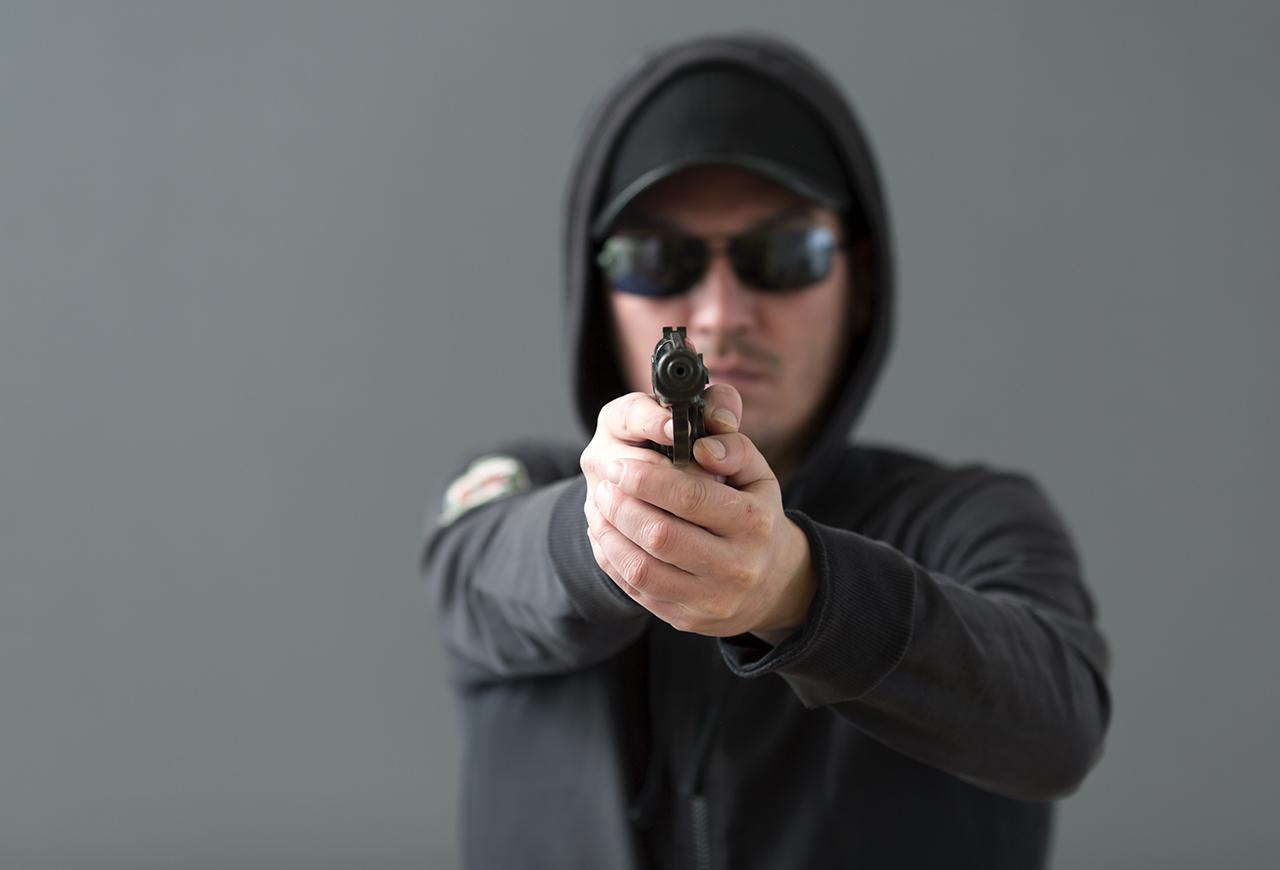 Москвичи вдвоем напугали группу вооруженных искателей наркозакладки