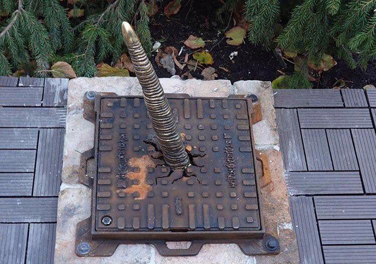 Москвичи обсудили необычный памятник единорогу