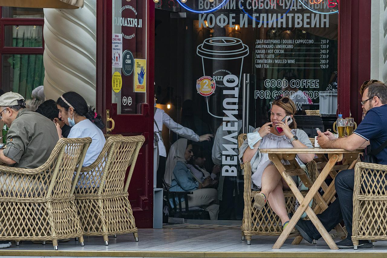 Рестораторов попросили закрыть веранды из-за «желтого» уровня погодной опасности