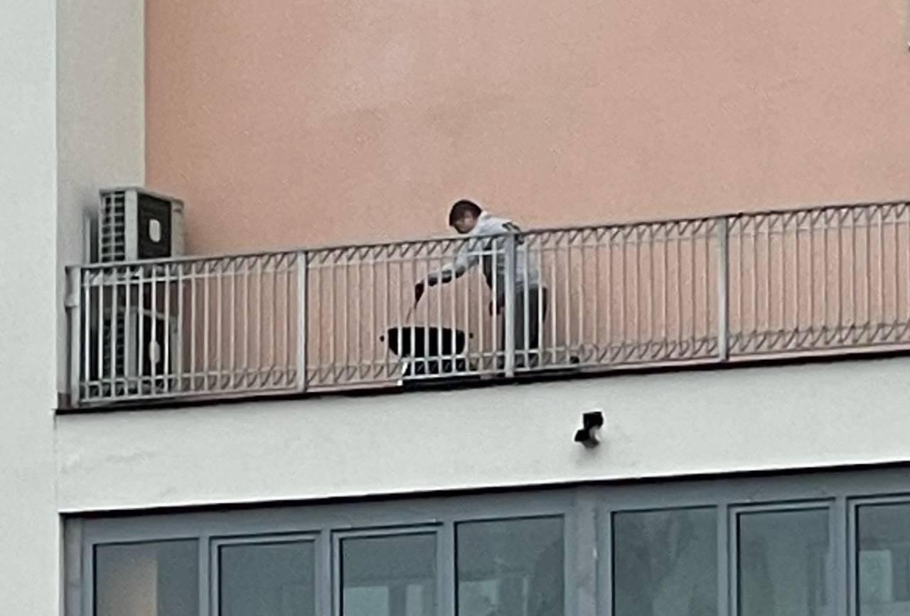 Россиян возмутили «служители шашлыка» на одном из балконов столицы