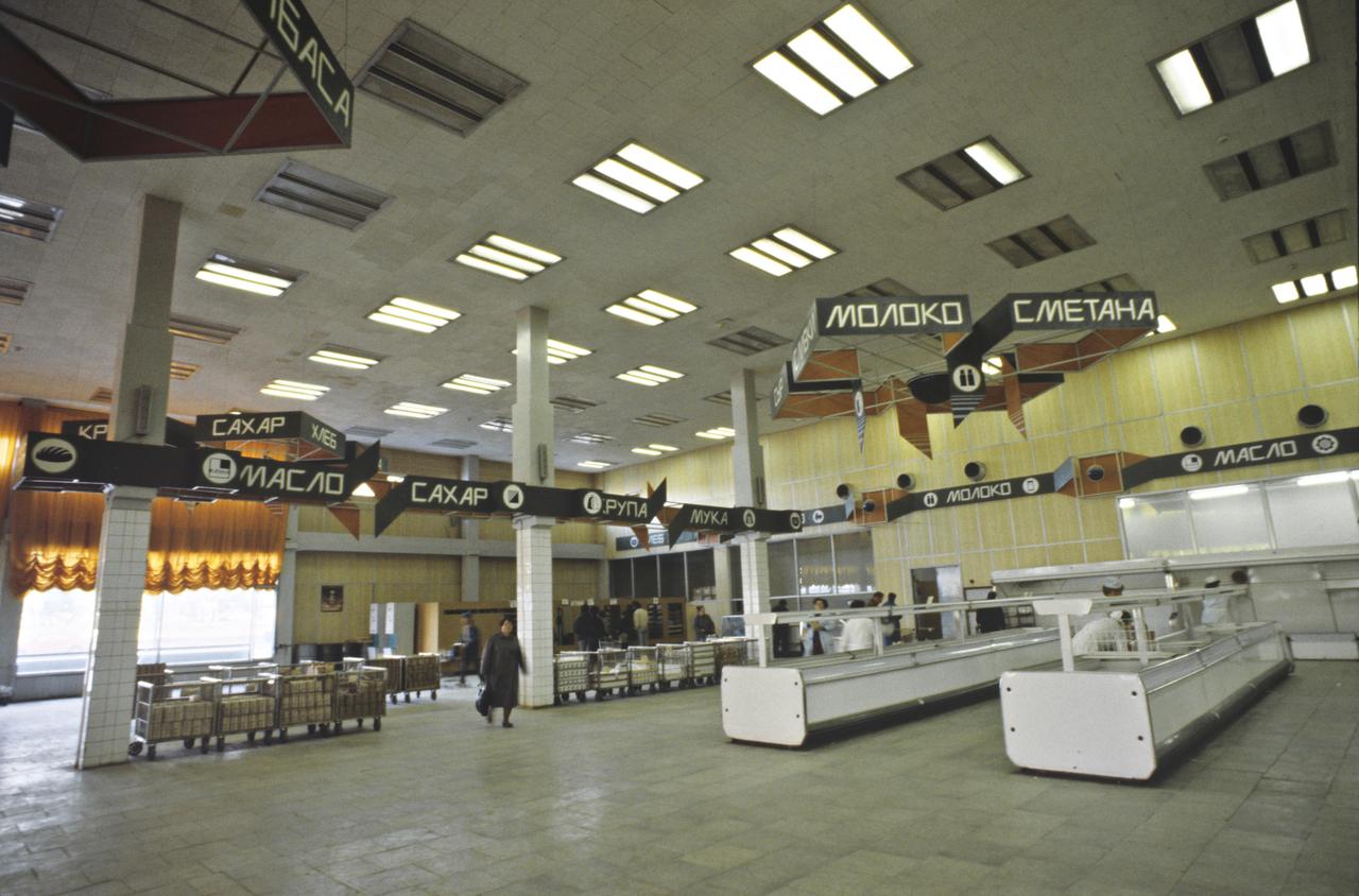 Россияне вспомнили пустые полки в магазинах 1990-х годов